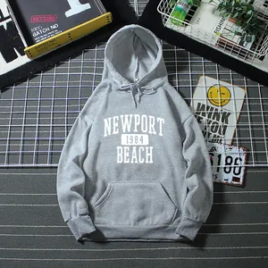 Sweat à capuche oversize gris pour homme avec imprimé Newport 1984 et poche kangourou