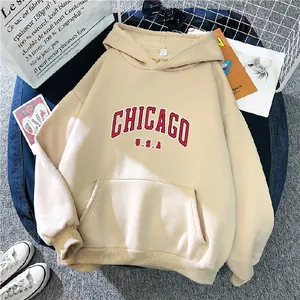 Vue détaillée du sweat à capuche imprimé Chicago USA avec texture polaire et poche kangourou