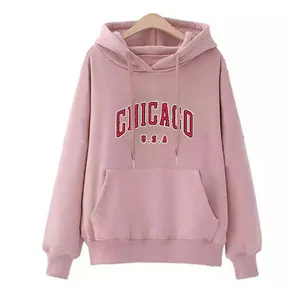 Détail du sweat à capuche rose avec imprimé Chicago et poche kangourou devant