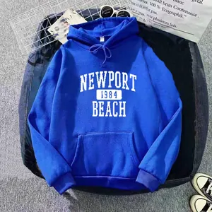 Détail du sweat à capuche bleu roi Newport 1984 avec imprimé vintage et poche kangourou