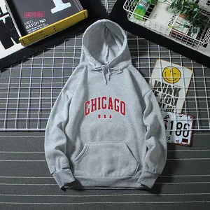 Vue détaillée à plat du sweat à capuche gris Chicago avec lettrage vintage et style urbain