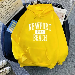 Détail du sweat à capuche jaune avec imprimé Newport 1984 Beach et poche kangourou