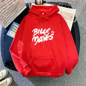 Roter Kapuzenpullover mit Blue Waves Grafikprint und Kängurutasche im Flachbild-Stil