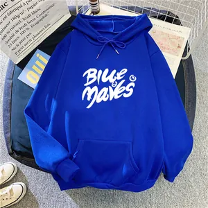 Flachbild eines königsblauen Hoodies mit weißem Blue Waves Schriftzug und Kängurutasche