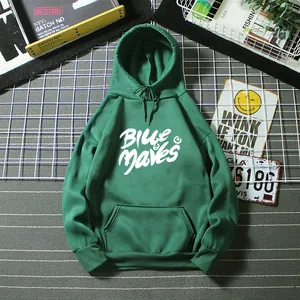 Detailansicht des weißen Blue Waves Schriftzugdrucks auf einem dunkelgrünen Hoodie