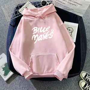 Detailansicht eines rosa Kapuzenpullis mit weißem Blue Maves Kunstdruck und Kordelzug