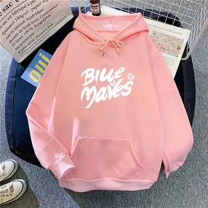 Schicker rosa Kapuzenpullover mit weißem Blue Waves Buchstabendruck und Kängurutasche