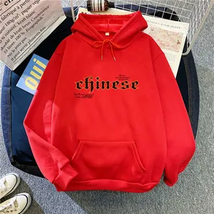 Sweat à capuche oversize rouge avec imprimé gothique et grande poche kangourou