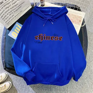 Détail d'un sweat à capuche gothique bleu roi avec sérigraphie et poche kangourou