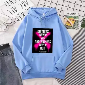 Vue détaillée d'un sweat à capuche bleu clair avec tissu doux et imprimé graphique noir