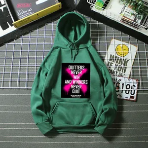 Détail d'un sweat à capuche vert foncé avec cordon de serrage et imprimé graphique citation