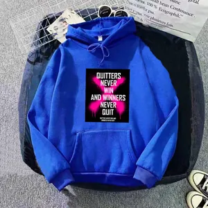 Détail du sweat à capuche bleu roi avec poche kangourou et impression inspirante