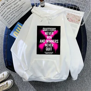 Détail du sweat à capuche blanc avec imprimé citation et texture en polaire douce