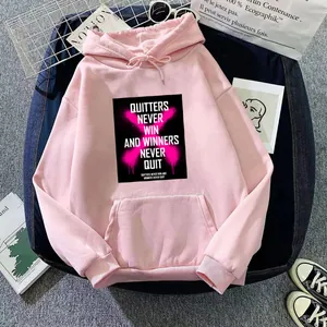 Détail d'un sweat à capuche rose avec imprimé noir et citation motivante blanche