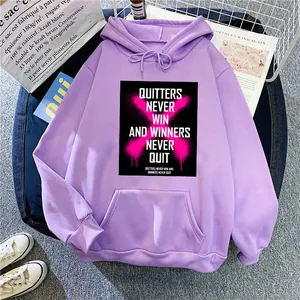 Détail du sweat à capuche violet oversize avec impression et poignets côtelés à plat
