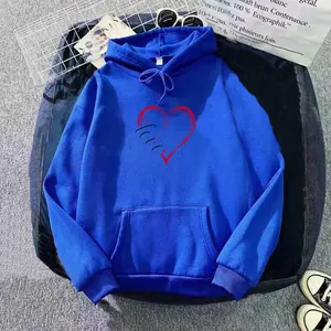 Détail d'un sweat à capuche bleu roi avec imprimé cœur et poche kangourou