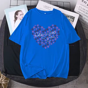 Détail d'un t-shirt en coton bleu marine avec imprimé cœur fleuri et lettrage manuscrit