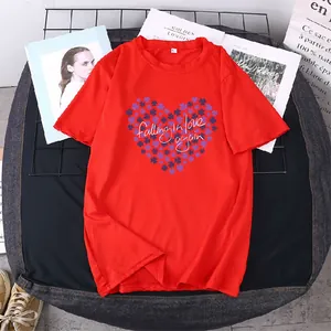 T-shirt rouge en coton avec cœur floral violet et texte blanc manuscrit imprimé