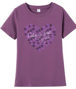 Détail du t-shirt en coton violet avec motif cœur floral et texte manuscrit