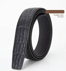 Détail d'une ceinture en cuir pour homme avec texture en arêtes et doublure intérieure lisse