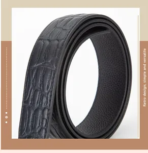 Gros plan d'une ceinture en cuir noir avec motif crocodile et texture rétro