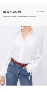 Nahaufnahme eines braunen Ledergürtels mit goldener Schnalle auf einer Jeanshose