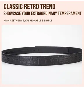 Vue détaillée de la ceinture en cuir noir avec un motif embossé style crocodile