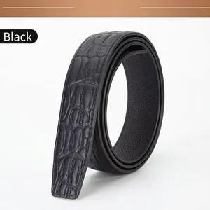 Détail de la ceinture en cuir de vache noir avec motifs à chevrons et crocodile