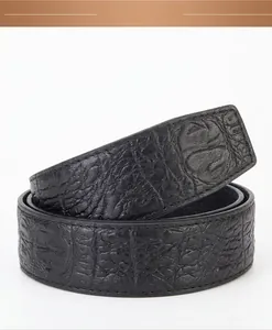 Vue détaillée de la ceinture en cuir de vachette noir avec texture à chevrons