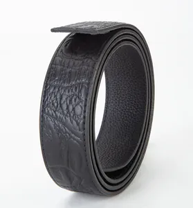 Gros plan sur la ceinture noire en cuir de vachette avec motif crocodile en arête