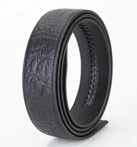 Détail de la ceinture en cuir noir avec motif crocodile et système de boucle automatique