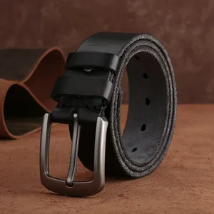 Vue détaillée de la ceinture en cuir noir pour homme avec boucle en métal gris mat