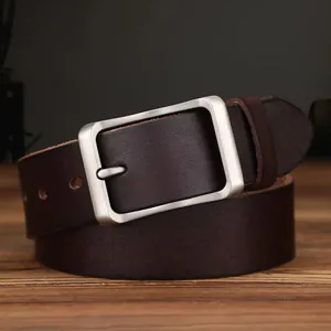 Cintura da uomo in pelle marrone scuro con fibbia in argento opaco su legno