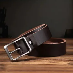 Cintura da uomo in pelle bovina marrone scuro con fibbia argentata opaca classica