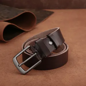 Ceinture classique vintage en cuir marron foncé pour homme avec boucle grise mate