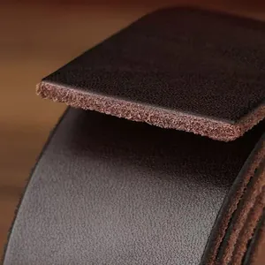 Cintura in vera pelle marrone scuro con sezione spessa e trama naturale vintage