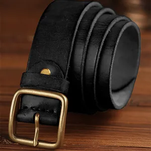 Ceinture classique en cuir noir pour homme avec boucle en laiton vintage sur bois