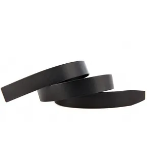Cintura classica in vera pelle nera con texture opaca liscia in forma a spirale