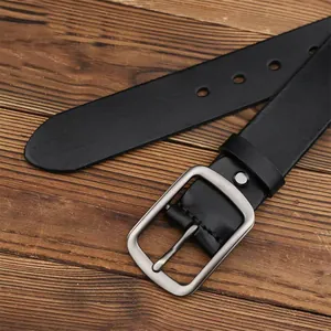 Cintura classica da uomo in pelle nera con fibbia ad ardiglione argentata su legno