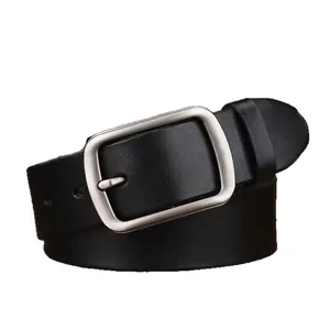 Cintura classica in pelle nera da uomo con fibbia ad ardiglione argento opaco su bianco