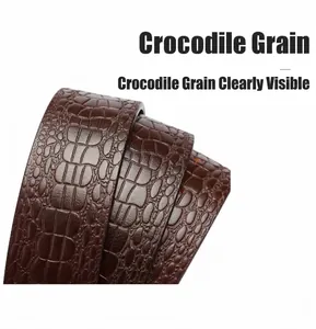 Vue macro du motif crocodile sur ceinture en cuir véritable marron pour hommes