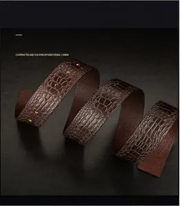 Vue détaillée d'une ceinture en cuir véritable marron foncé avec texture crocodile gaufrée