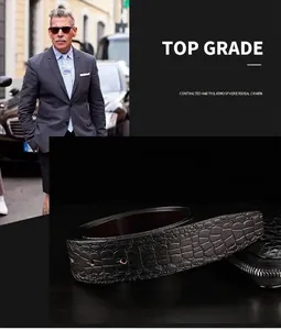 Détail d'une ceinture en cuir pour homme avec texture crocodile gaufrée et coutures