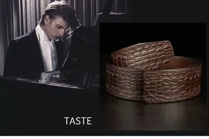 Détail de la ceinture en cuir marron à motif crocodile avec un mannequin en costume