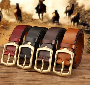 Détail de ceintures en cuir véritable en quatre couleurs avec boucles dorées vintage