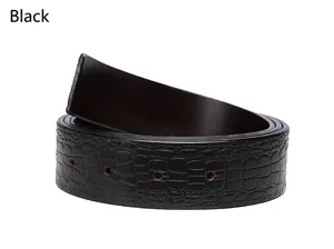 Détail d'une ceinture en cuir noir véritable avec motif gaufré de texture crocodile