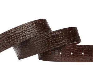 Détail macro de ceinture en cuir véritable marron foncé avec relief effet crocodile