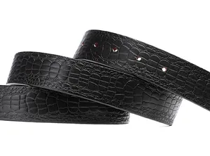 Détail de ceinture en cuir avec texture crocodile noire et perforations précises