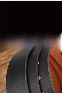 Detail der schwarzen Premium-Ledergürtel-Textur mit natürlicher Narbung und Lochung