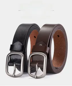Détail de ceintures en cuir de vachette noir et marron avec boucles argentées